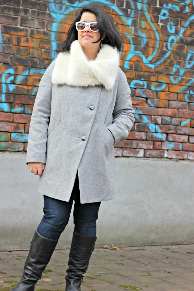 coat with faux fur collar